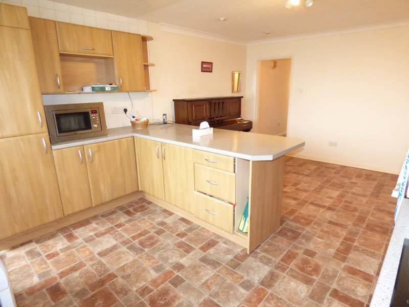 OIEO £130,000 BUCKDEN CLOSE THORNTON CLEVELEYS FY5 1DS