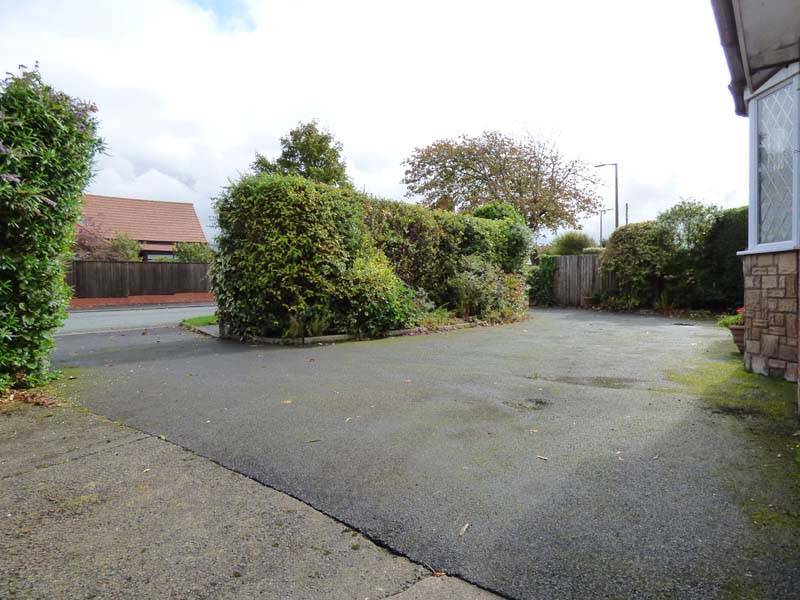 OIEO £220,000 MEADOWS AVENUE THORNTON CLEVELEYS FY5 2TN
