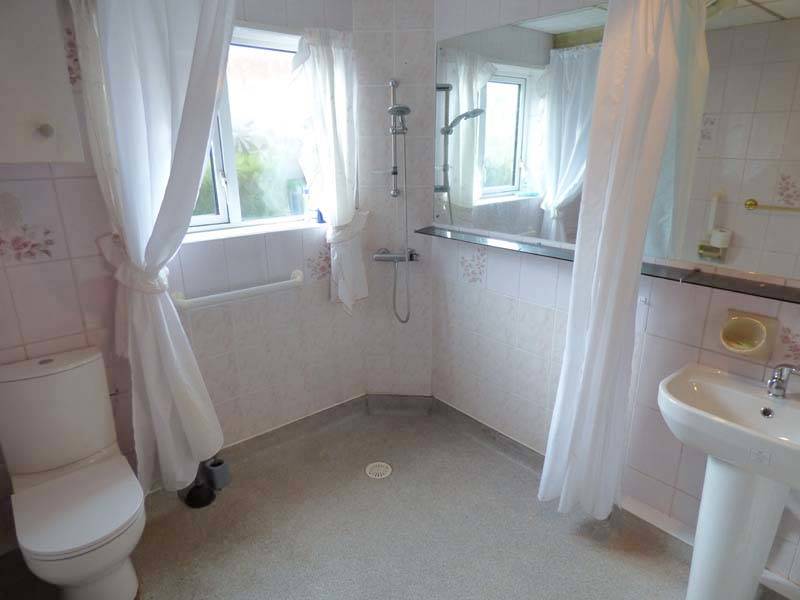 OIEO £220,000 MEADOWS AVENUE THORNTON CLEVELEYS FY5 2TN