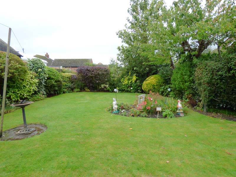 OIEO £220,000 MEADOWS AVENUE THORNTON CLEVELEYS FY5 2TN