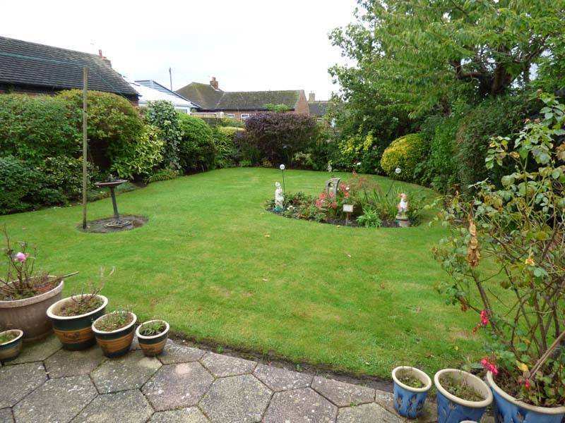 OIEO £220,000 MEADOWS AVENUE THORNTON CLEVELEYS FY5 2TN