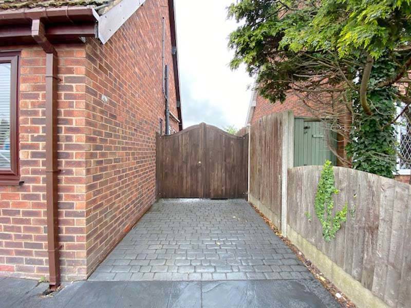 OIEO £305,000 WOODLEY AVENUE THORNTON CLEVELEYS LANCASHIRE FY5 4EJ