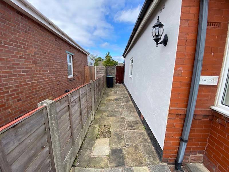 OIEO £175,000 ROSSENDALE AVENUE NORTH THORNTON CLEVELEYS FY5 4NT