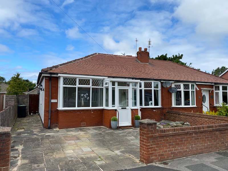 OIEO £175,000 ROSSENDALE AVENUE NORTH THORNTON CLEVELEYS FY5 4NT